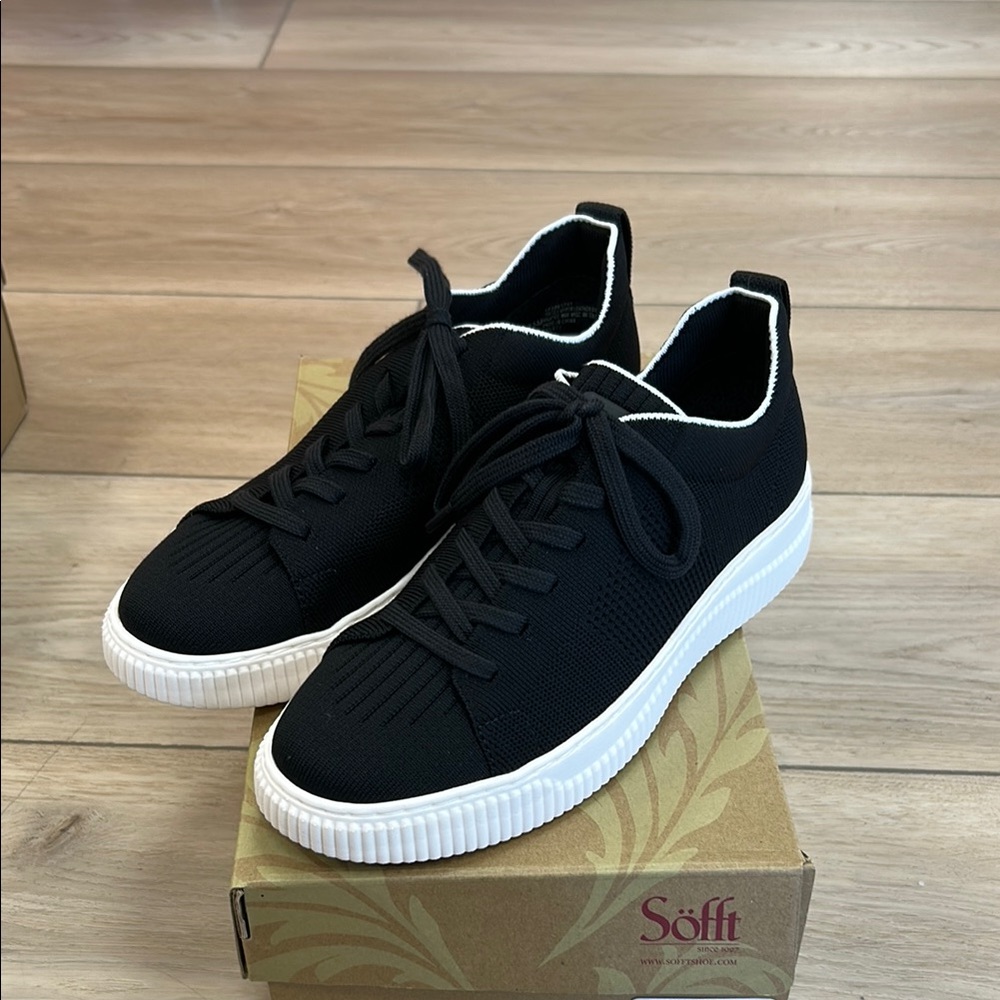 Sofft black sneaker